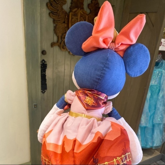 Minnie Mouse: The Main Attraction Plush – Big Thunder Mountain Railroad - Picture 5 of 10